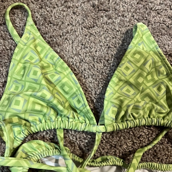 Skimpy bikini lime green top size L but fits like a M and bottom size M - Picture 2 of 6
